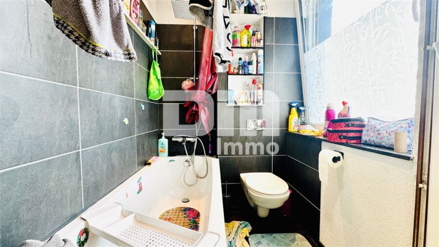 Umfangreich saniertes Gebäudeensemble mit 8 Wohneinheiten / 4 Garagen - Haupthaus links OG Badezimmer / Wanne